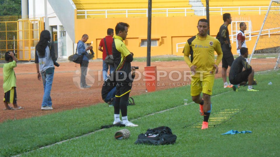 Firman Utina masih latihan terpisah saat rekan-rekannya menjalani latihan di Stadion Gelora Sriwijaya Jakabaring Palembang, Senin (11/4). Copyright: &copy; Muhammad Effendi/INDOSPORT